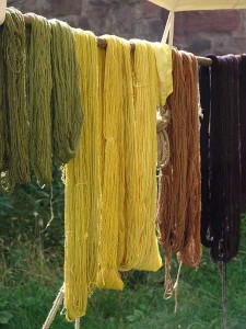 Mit Pflanzenfarben gefärbte Wolle