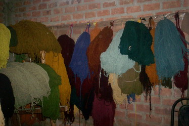 Pflanzengefärbte Wolle von Wilber Quispe, Peru